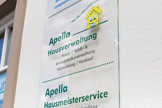 Apella Hausverwaltung - Schild